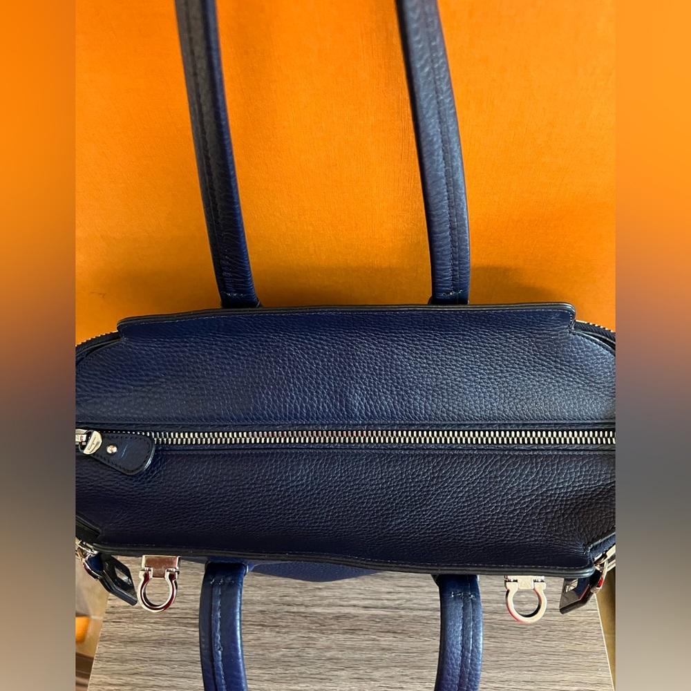SOLD‼️Ferragamo tote bag with Gancini Buckles - Picture 2 of 6